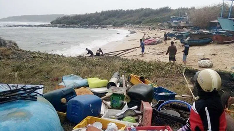 Hàng loạt bè cá của người dân bị sóng đánh trôi, thiệt hại hàng trăm triệu đồng. Ảnh: Văn Linh