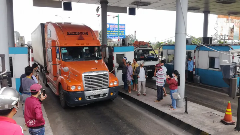 Bị người dân và tài xế phản ứng, Trạm Sông Phan phải cho xả trạm.