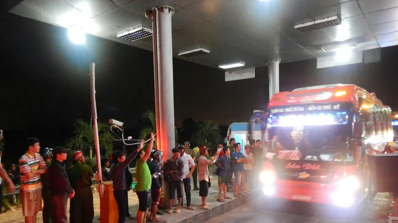 Tài xế và người dân vỗ tay khi Trạm BOT 319 xả trạm.