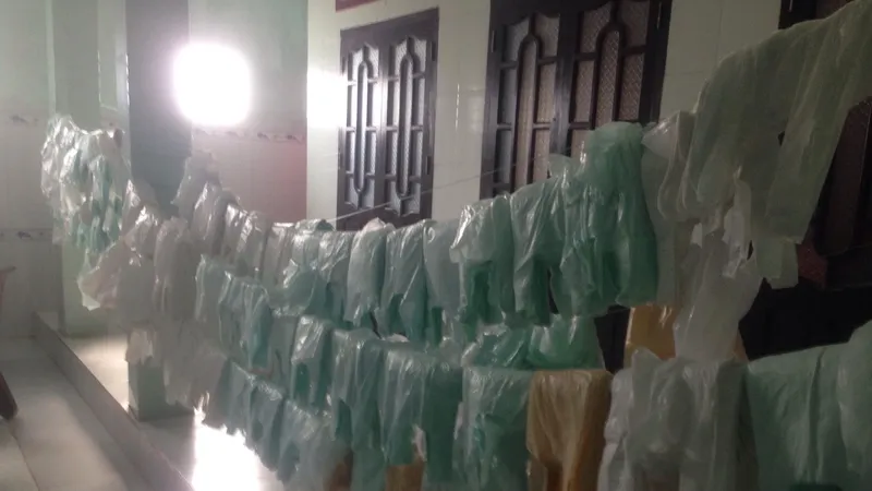 VIDEO: Khuyến cáo người dân không sử dụng hàng lạ trôi dạt vào đảo Phú Quý