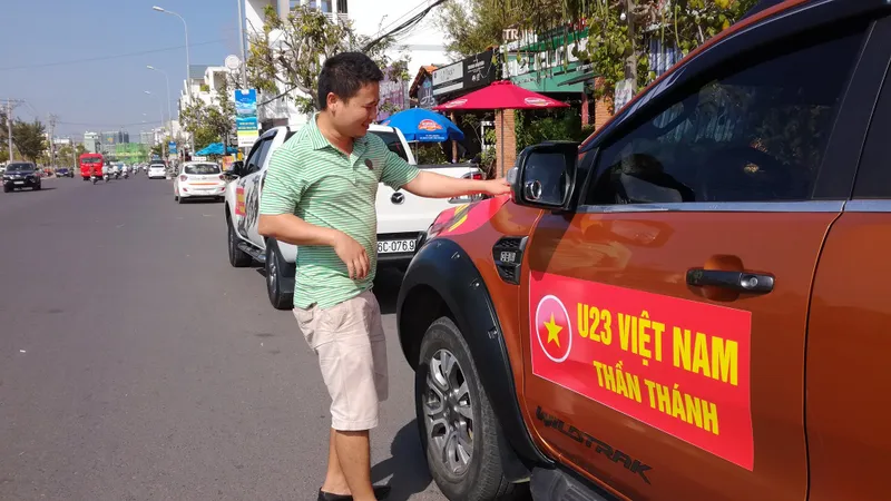 Người dân trang trí xe đẻ côc vũ đội tuyển quốc gia.