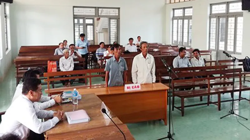Hai bị cáo tại phiên tòa
