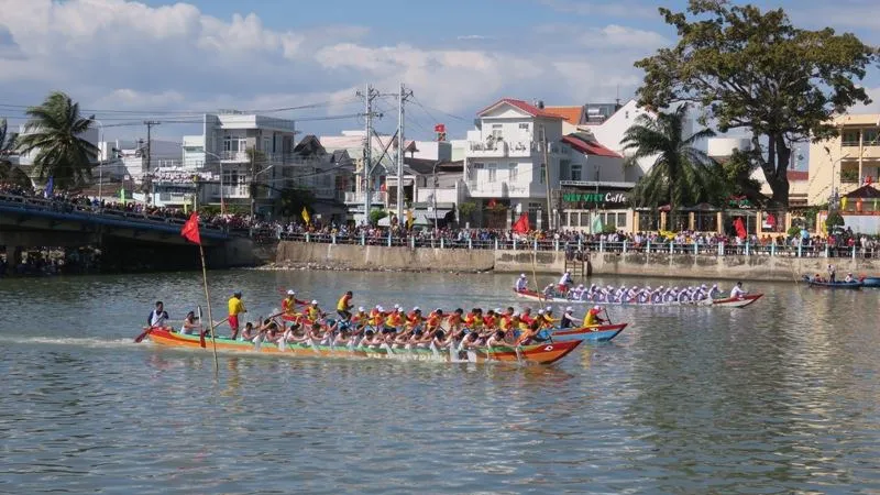 Lễ hội đua thuyền truyền thống của xứ biển Phan Thiết đã đem đến cho người dân và du khách một không khí vô cùng náo nhiệt.