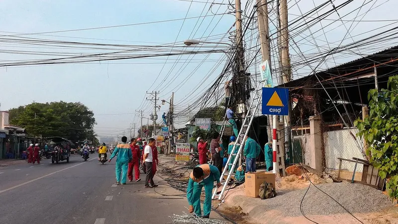 Hai trụ điện bị cháy, nổ nghiêm trọng.