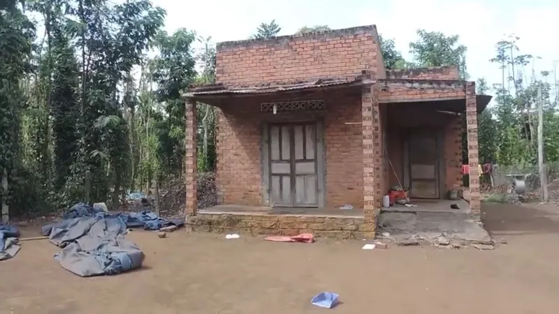 Căn chòi gạch nơi xảy ra vụ việc.