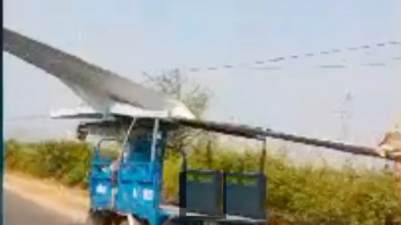 Xe chở tôn cồng kềnh nguy hiểm cho người tham gia giao thông