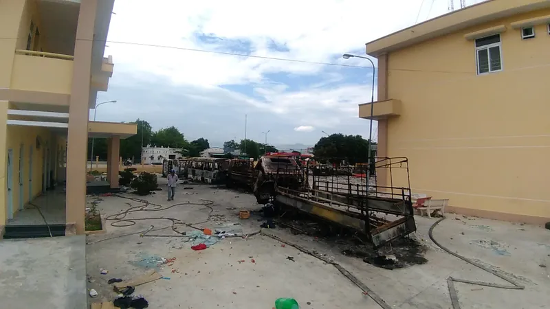 Nhiều đối tượng quá khích đã đốt phá nhiều xe chuyên dụng của Đội PCCC và Cứu nạn cứu hộ của tỉnh Bình Thuận đặt tại xã Phan Rí Thành, huyện Bắc Bình.