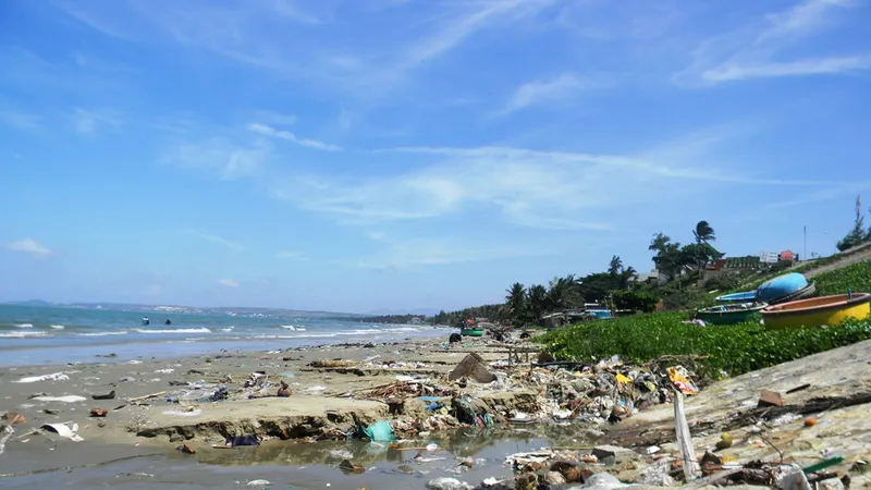 Rác thải tràn lan ở làng chài Mũi Né.