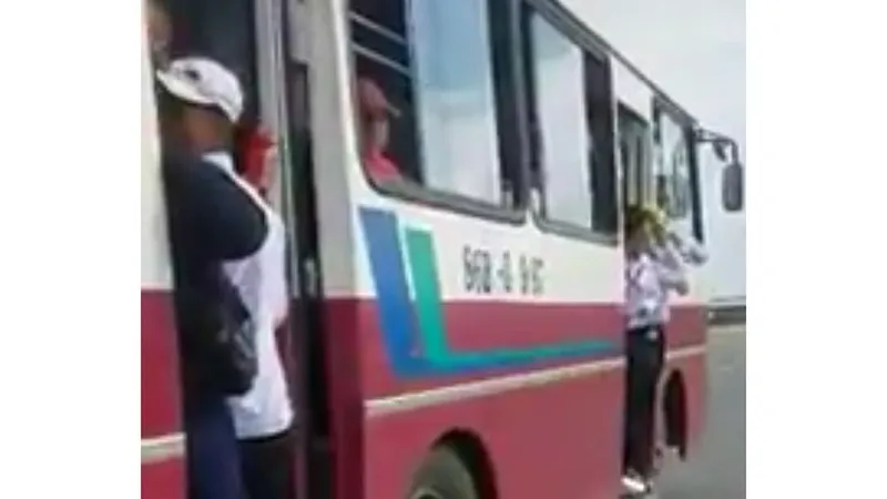 Hình ảnh các em học sinh đu bám trên của xe buýt rất nguy hiểm.