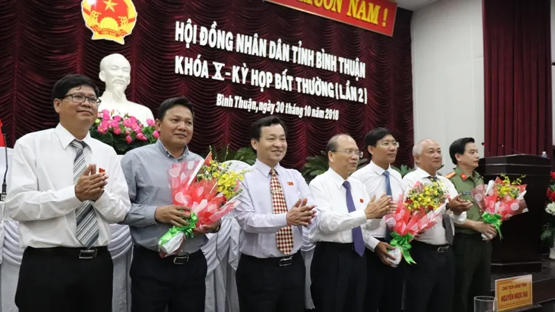 Ông Lê Tuấn Phong (thứ 3 từ phải qua) được bầu làm Phó Chủ tịch UBND tỉnh Bình Thuận.
