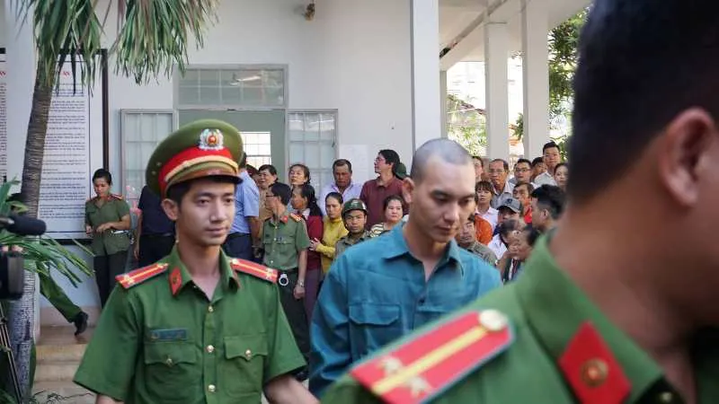 Các bị cáo được dẫn giải ra xe chuyên dụng sau khi tòa tuyên án. 