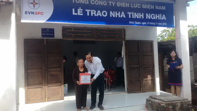 Điện lực miền Nam trao tặng nhà tình nghĩa cho các gia đình chính sách