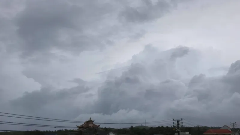 Sáng nay, đảo Phú Quý có mưa lớn kèm gió thổi mạnh, bầu trời mây kéo đen kịt