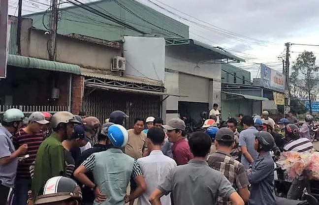 Đối tượng nghi "ngáo đá" bị người dân và lực lượng công an khống chế