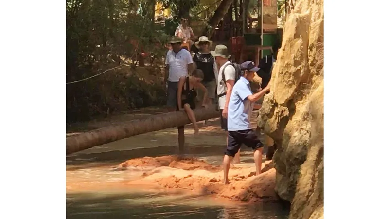 Tự ý san đất làm đường chặn ngang thắng cảnh suối Tiên