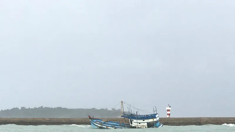 Cận cảnh con tàu chở dầu bị chìm.