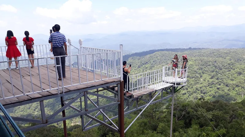 Hàng loạt địa điểm "sống ảo: được xây dựng mất an toàn trên đéo Đại Ninh.