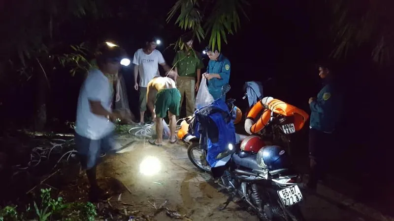 Lực lượng chức năng tổ chức tìm kiếm các nạn nhân gặp nạn trong đêm.