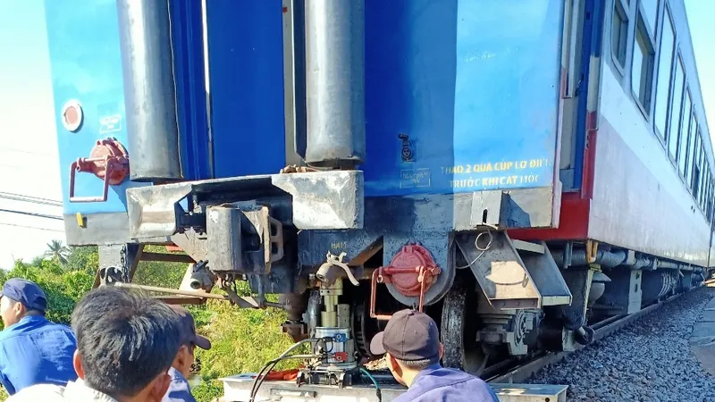Vụ tàu lửa trật đường ray: Đến 16 giờ 30, đường sắt Bắc - Nam được thông tuyến