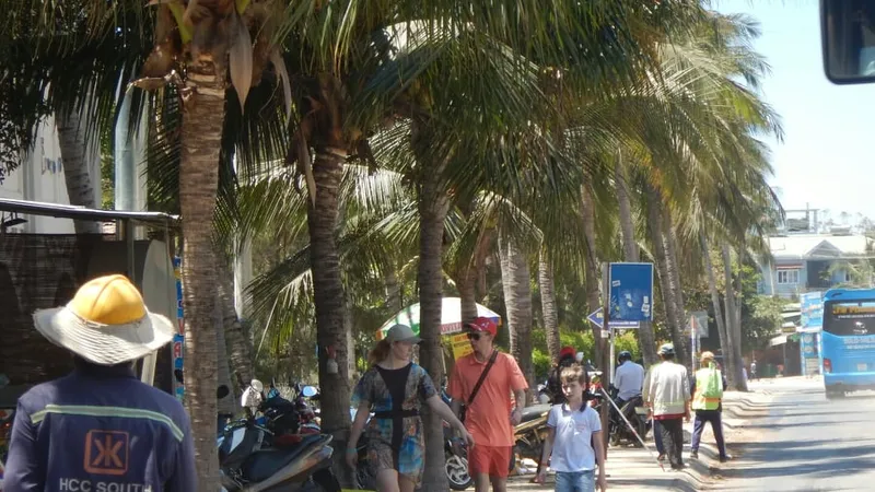 Khách nước ngoài du lịch tại Mũi Né vẫn thản nhiên ra đường nhưng không hề đeo khẩu trang.