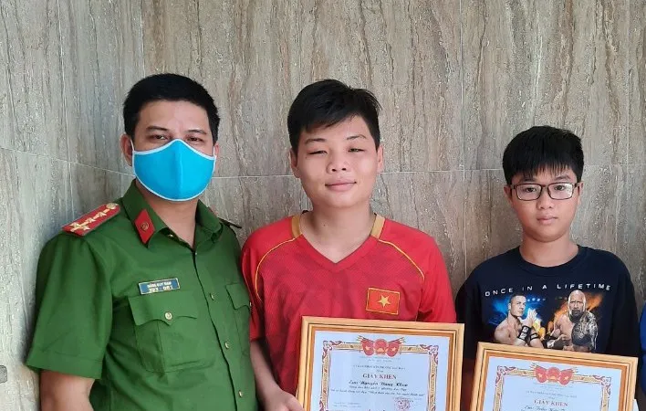 Ngoài bằng khen của Chủ tịch UBND tỉnh Bình Thuận, 2 em học sinh này còn được UBND phường Lạc Đạo tặng giấy khen. Ảnh: UBND phường Lạc Đạo cung cấp