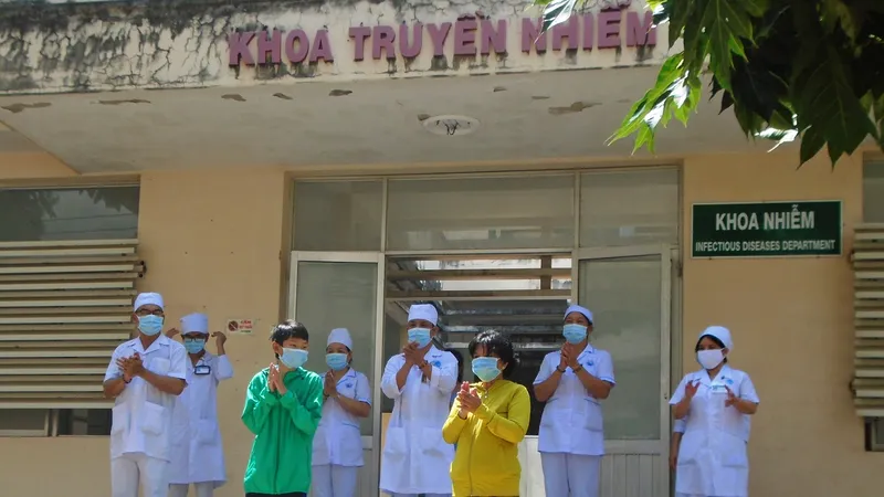 2 ca mắc Covid-19 cuối cùng ở tỉnh Bình Thuận khỏi bệnh và được ra viện