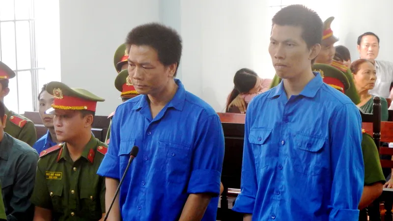 2 bị cáo Sơn và Thiện tại phiên tòa (từ trái qua phải).