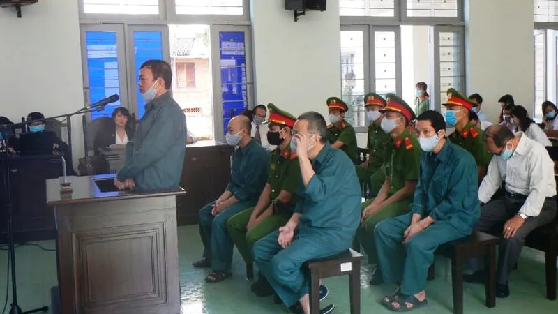 Nguyên Phó Chủ tịch UBND TP Phan Thiết trả lời câu hỏi trước tòa