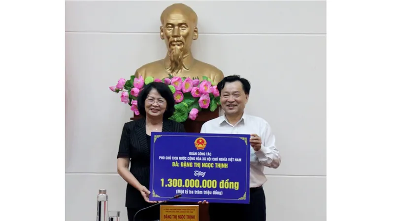 Nhân chuyến thăm và làm việc, Phó Chủ tịch nước Đặng Thị Ngọc Thịnh đã trao tặng 1,3 tỷ đồng cho Quỹ bảo trợ trẻ em tỉnh Bình Thuận.