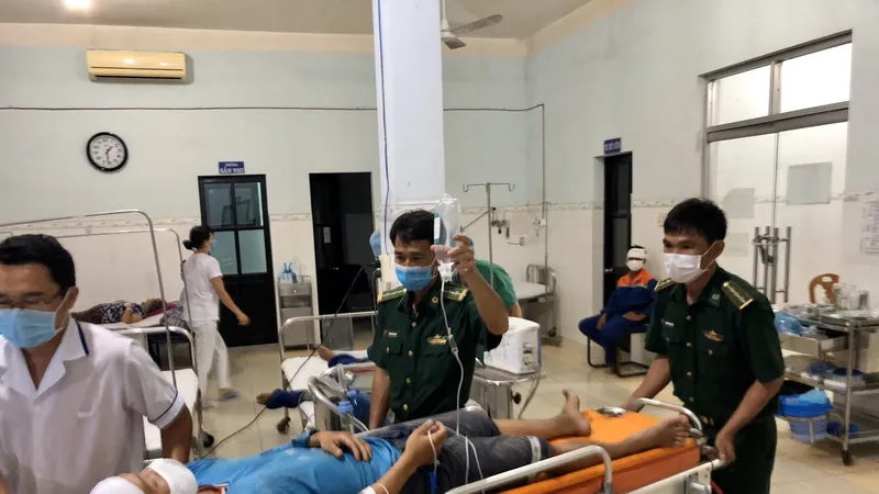 25 ngư dân trên tàu cá bị nạn được đưa về cảng Phú Quý an toàn