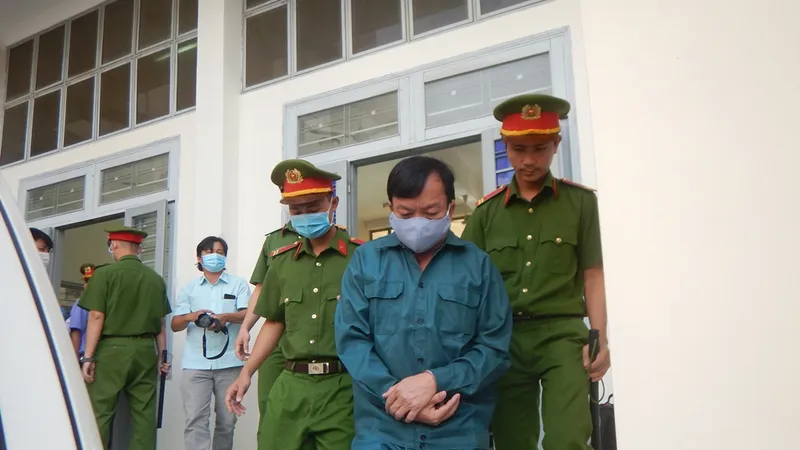 Trần Hoàng Khôi, nguyên Phó Chủ tịch UBND TP Phan Thiết được đưa về nơi giam giữ.