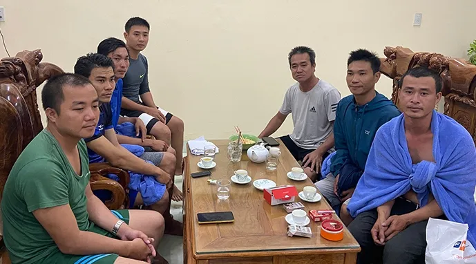 7 thuyền viên được cứu hộ vào bờ an toàn. Ảnh: ngành chức năng cung cấp.