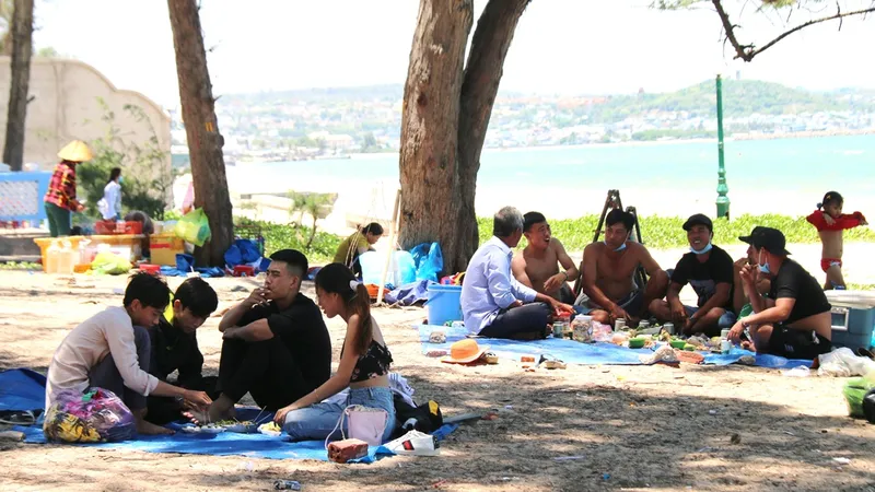 Nhiều người dân và du khách còn lơ là, chủ quan khi tập trung đông người, không đeo khẩu trang tại những nơi công cộng.