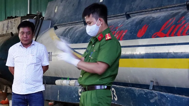 Khám xét cơ sở tàng trữ, và có dấu hiệu làm giả xăng, dầu do vợ chồng ông Đạt và bà Nhi làm chủ.