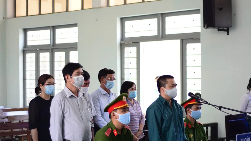 6 bị cáo nguyên là Giám đốc, Phó Giám đốc, Kế toán,... của Trung tâm Y tế TP Phan Thiết bị truy tố trước tòa.