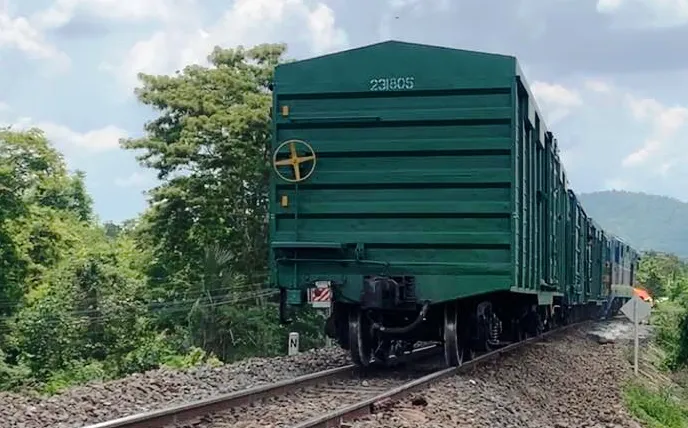 Sự cố tàu hàng AH1 bị trật bánh khỏi đường ray đã khiến tuyến đường sắt Bắc - Nam bị ngưng trệ trong nhiều giờ.