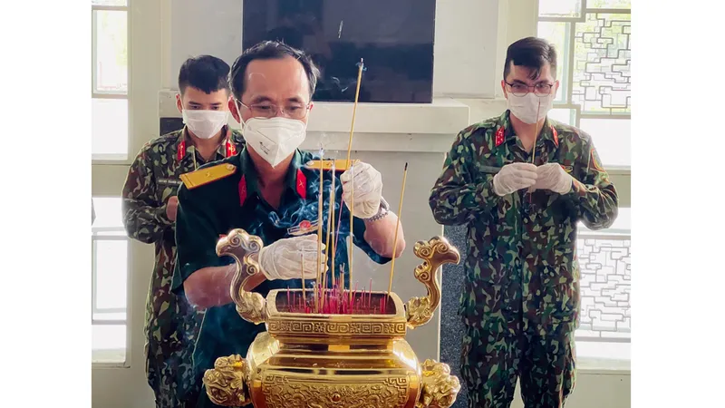 Quân đội tiếp nhận, thắp nhang và bàn giao tro cốt cho gia đình có thân nhân mất vì Covid-19