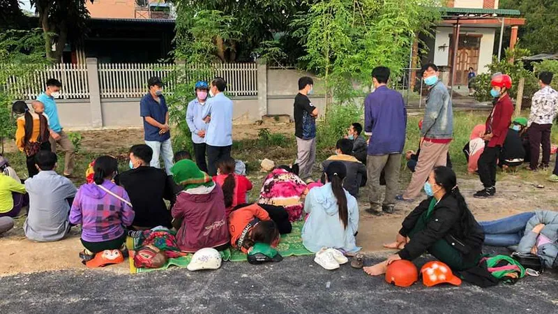 65 người đồng bào H'Mông bị mất việc tập trung đòi về quê ở Nghệ An.