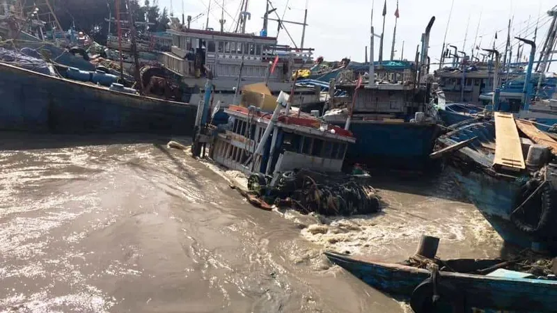 Gần 100 tàu thuyền của ngư dân thị xã La Gi bị chìm, hư hỏng do trận lũ quét.