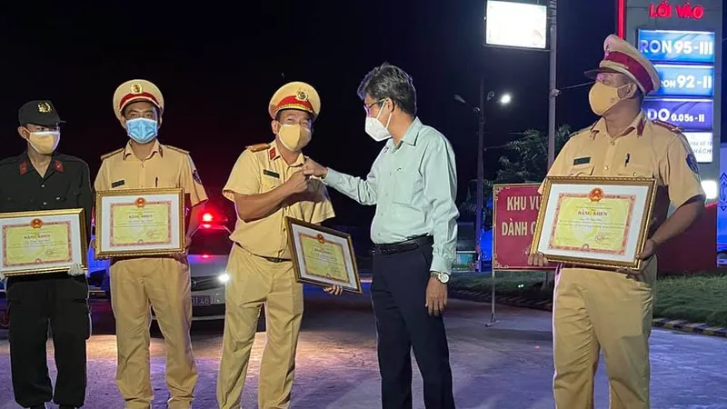 Khen thưởng đột xuất lực lượng CSGT đã kịp thời phát hiện 15 người trong thùng xe đông lạnh để vượt chốt kiểm dịch về quê.