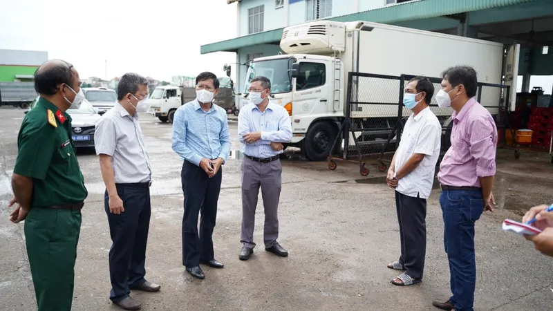 Ông Lê Tuấn Phong, Chủ tịch UBND tỉnh Bình Thuận kiểm tra công tác phòng, chống dịch Covid-19 tại một số nơi ở TP Phan Thiết vào hôm 4-10