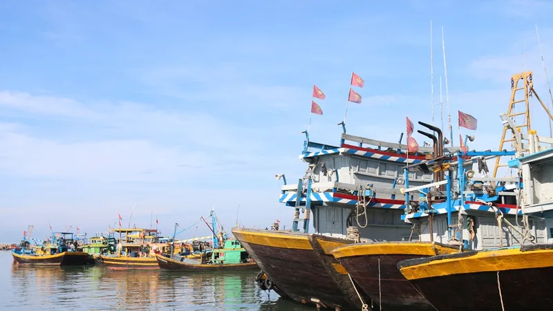 Ninh Thuận và Bình Thuận cấm tất cả tàu thuyền ra biển để chủ động ứng phó áp thấp nhiệt đới.