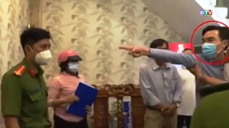 Ông H. chỉ tay, quát mắng lực lượng chức năng đang làm nhiệm vụ. (Ảnh cắt từ Đài PT-TH Bình Thuận).