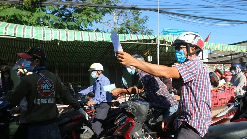 Ùn tắc nghiêm trọng tại chốt kiểm soát “vùng đỏ” trên quốc lộ 28 qua tỉnh Bình Thuận