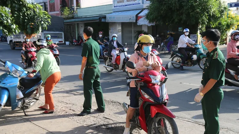 Một số người dân Phan Thiết bị xử phạt vi phạm hành chính vì thiếu các giấy tờ khi ra, vào "vùng đỏ".