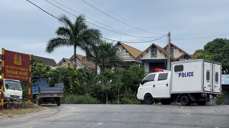 Đoàn xe của Viện KSND tối cao rời khỏi Trại giam Z30D vào chiều 13-12. Ảnh: P. D.