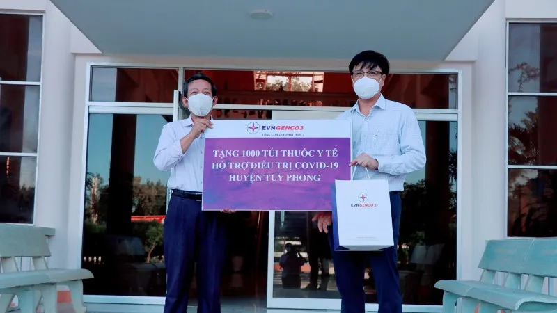 Ông Văng Thanh Hùng, Phó Giám đốc Công ty Nhiệt điện Vĩnh Tân, đại diện EVNGENCO3 trao tặng 1000 túi thuốc y tế cho địa phương.