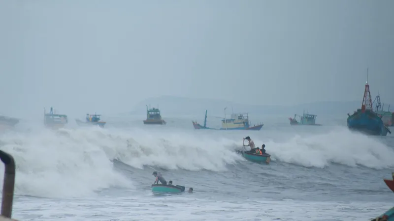 Bình Thuận: Sóng lớn làm chìm 5 tàu cá, 1 người chết