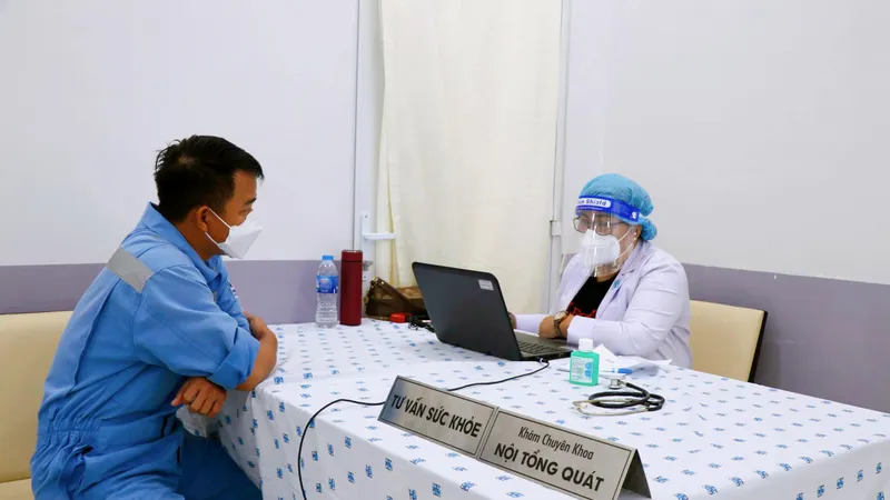 Tư vấn sức khỏe cho cán bộ, công nhân viên Công ty Nhiệt điện Vĩnh Tân.
