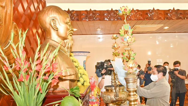 Thủ tướng Phạm Minh Chính cùng Đoàn công tác đã dâng hoa, dâng hương tưởng niệm Chủ tịch Hồ Chí Minh tại Bảo tàng Hồ Chí Minh chi nhánh Bình Thuận.